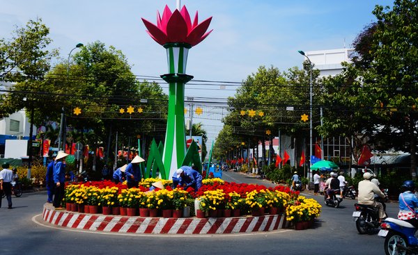 Đài hoa sen ở vòng xoay Lê Lai tạo một điểm nhấn đẹp trong thành phố.