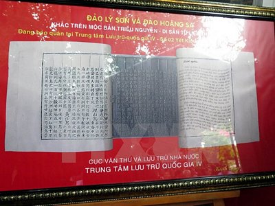 Bản khắc, bản chữ Hán và bản phiên âm của Mộc bản triều Nguyễn ghi chép về Hoàng Sa và đảo Lý Sơn. (Ảnh: Sỹ Thắng/TTXVN)