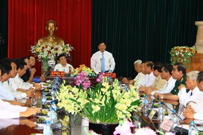  Bí thư Tỉnh ủy- Trần Văn Rón báo cáo với Chủ tịch nước những kết quả tỉnh Vĩnh Long đạt được trong năm qua.