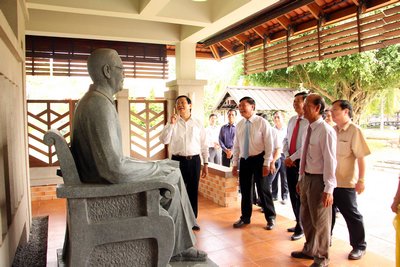 Chủ tịch nước tham quan khu trưng bày tại Khu lưu niệm cố Thủ tướng Võ Văn Kiệt.