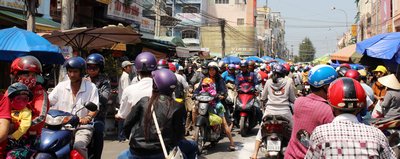 Ở chợ thực phẩm đường 1 tháng 5 giao thông tưởng chừng như bị ách tắt, vì lượng người mua đổ về chợ quá đông.
