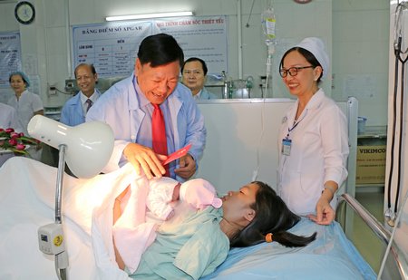 Bí thư Tỉnh ủy- Trần Văn Rón chúc mừng bé Phan Ngọc Thiên An là con gái thứ hai của sản phụ Nguyễn Thị Thu Loan (Trung Hiếu- Vũng Liêm), nặng 3,6 kg chào đời lúc 23 giờ 40 phút