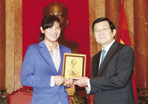 Chủ tịch nước- Trương Tấn Sang trao thưởng cho VĐV Ánh Viên.