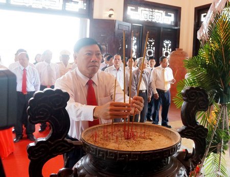 Bí thư Tỉnh ủy- Trần Văn Rón thắp hương tại Khu tưởng niệm Cố Chủ tịch HĐBT Phạm Hùng