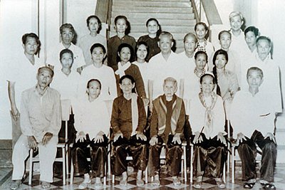 Đồng chí Lê Duẩn với các gia đình cơ sở cách mạng miền Nam những năm 1955-1956  (Nguồn Bảo tàng lịch sử quốc gia)