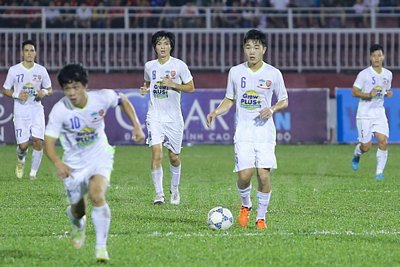 Công Phượng (số 10), Tuấn Anh (số 8) và Xuân Trường (số 6) là ba tài năng trẻ của Hoàng Anh Gia Lai ra nước ngoài thi đấu trong năm 2016. (Ảnh: Minh Chiến/Vietnam+)
