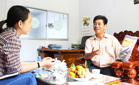 Ông Nguyễn Văn Trãi phấn khởi giới thiệu về loại gạo mới.
