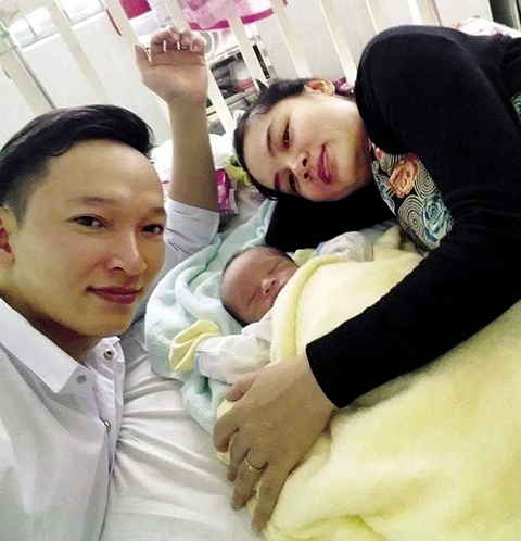 Trung úy Nguyễn Hi Vọng bên vợ con trong một lần về thăm nhà.