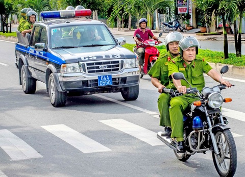  Lực lượng tuần tra giữ gìn trật tự bảo vệ an toàn người dân vui tết.