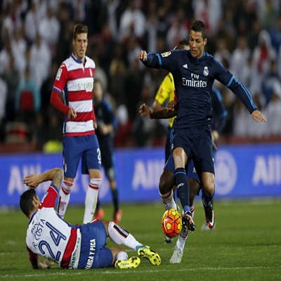 Ronaldo (phải) trong trận Real Madrid thắng Granada 2-1 ở vòng 23 Giải vô địch Tây Ban Nha rạng sáng 8-2 (giờ VN). Ảnh: Reuters