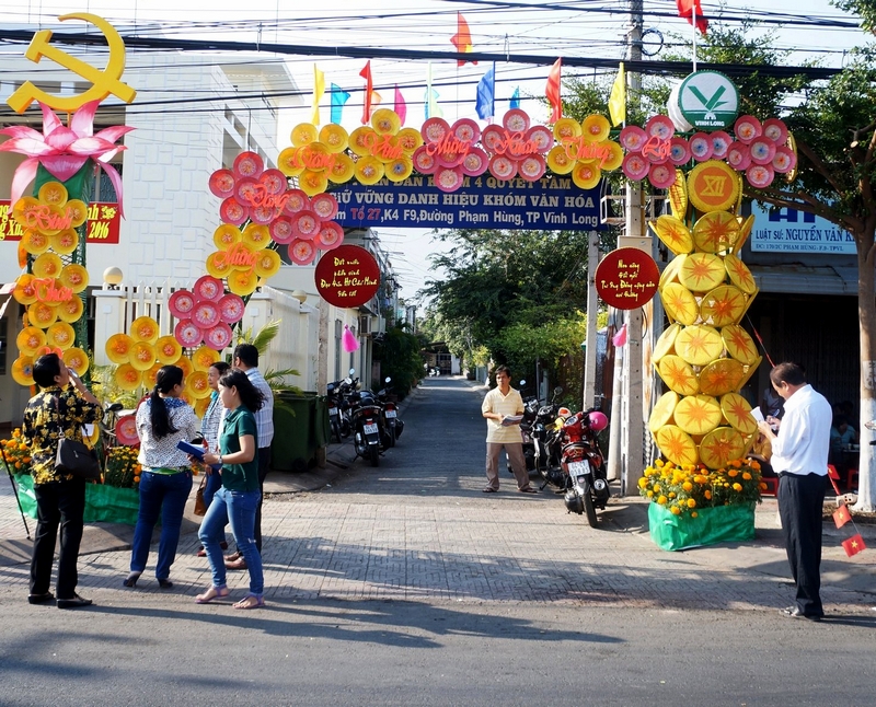 Văn hóa cổng chào góp phần làm cho mùa xuân thêm sắc màu và vui tươi hơn. (Trong ảnh: Cổng chào Phường 9 tiếp tục giữ vị trí hạng nhất trong “Hội thi văn hóa cổng chào”  tại TP Vĩnh Long).
