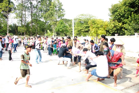 Trong khuôn viên lăng, một số hoạt động trò chơi dân gian như: kéo co, múa lân… diễn ra rôm rả, thu hút nhiều đến tham gia, cổ vũ.