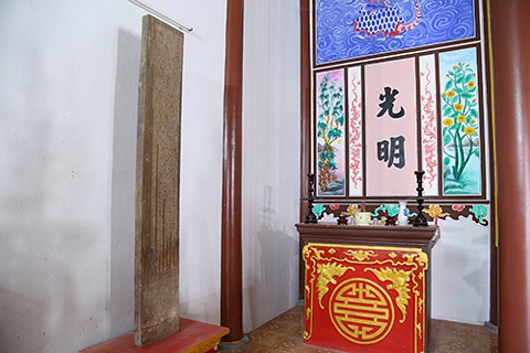 Bản khoán ước khắc gỗ lim, có niên đại 242 năm được lưu giữ tại đình làng Phú Kinh. Ảnh: Hoàng Táo