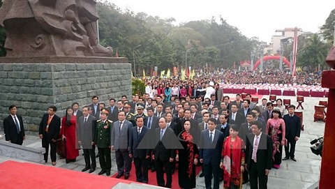 Các đại biểu dâng hương tại đền thờ. (Ảnh: Nguyễn Văn Cảnh/TTXVN)