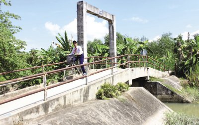 Giao thông nông thôn kết hợp với thủy lợi nội đồng tại ấp Phú Quới (xã Tích Thiện).