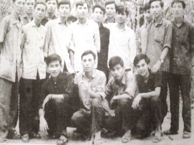 Học viên Tổ 8, Trường Báo chí miền Nam chụp ảnh lưu niệm với thầy Phó Hiệu trưởng Thường trực Trần Tâm Trí (người đứng bìa trái)