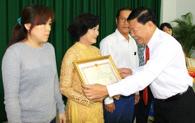 Bí thư Tỉnh ủy- Trần Văn Rón tặng bằng khen cho các tổ chức, cá nhân có nhiều đóng góp cho tỉnh Vĩnh Long.