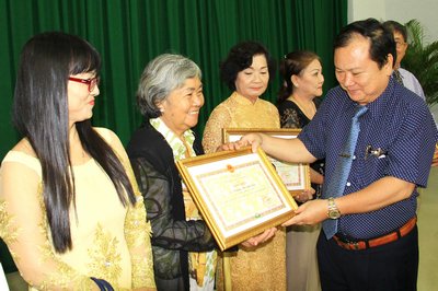 - Ảnh 2: Chủ tịch UBND tỉnh- Nguyễn Văn Quang tặng bằng khen cho các tổ chức, cá nhân có nhiều đóng góp cho tỉnh Vĩnh Long.