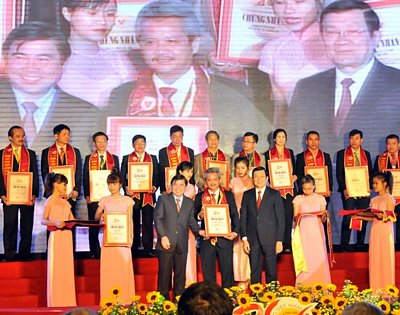 Chủ tịch nước Trương Tấn Sang và Chủ tịch UBND TPHCM Nguyễn Thành Phong trao kỷ niệm chương, tôn vinh doanh nghiệp 20 năm đạt danh hiệu Hàng Việt Nam chất lượng cao. Ảnh: Cao Thăng