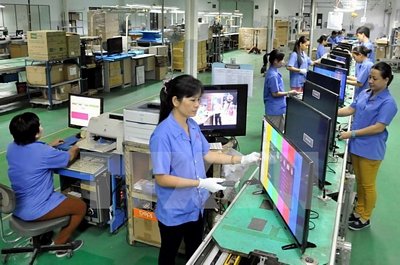 Lao động Việt Nam làm việc trong doanh nghiệp FDI. (Ảnh minh họa: TTXVN)