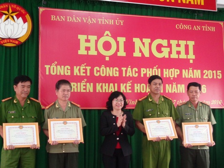 Trưởng Ban Dân vận Tỉnh ủy- Nguyễn Thị Minh Hạnh trao bằng khen cho cá nhân, tập thể có thành tích vận động quần chúng tốt.