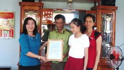  Bà Nguyễn Thị Mỹ Lan- Phó Chủ tịch Thường trực LĐLĐ tỉnh trao quyết định bàn giao nhà cho anh Vũ.