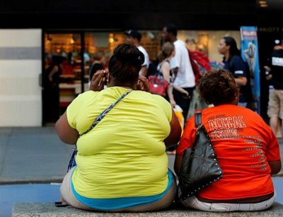 Hai phụ nữ béo phì trên đường phố New York. Ảnh: Reuters.