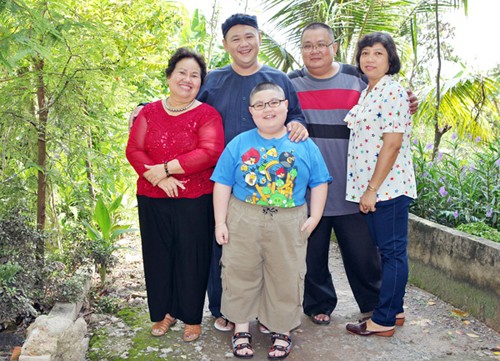 Minh Béo cùng mẹ (trái) và gia đình anh trai. 