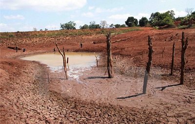 Khô hạn kéo dài khiến cho các công trình thủy lợi ở Đắk Lắk cạn khô đáy. (Ảnh: Phạm Cường/TTXVN)