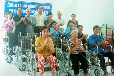 Tổ chức trao tặng xe lăn cho người khuyết tật.