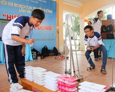 Chất lượng dạy và học ở trường THPT Chuyên Nguyễn Bỉnh Khiêm được khẳng định qua kết quả các cuộc thi khu vực và quốc gia.