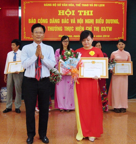  Ông Lê Thanh Tuấn- Giám đốc Sở Văn hóa, Thể thao và Du lịch  trao giải nhất cho thí sinh Nguyễn Lê Thanh Bình