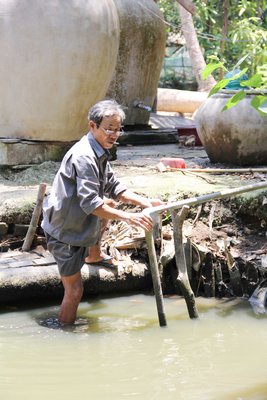 “Nguồn nước” sinh hoạt của gia đình chú Tám và chị Hương cũng cạn xìu giữa các liếp vườn.