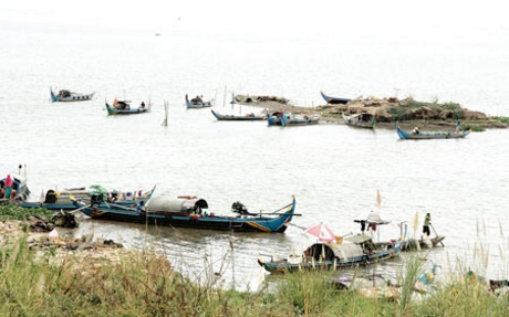 Nhiều thuyền câu lưới phải neo đậu vào bờ tại ngã tư sông Bắc Sác - Mê Công - Biển Hồ đoạn qua thành phố Phnom Penh vì ít cá  Ảnh: ĐĂNG NGUYÊN