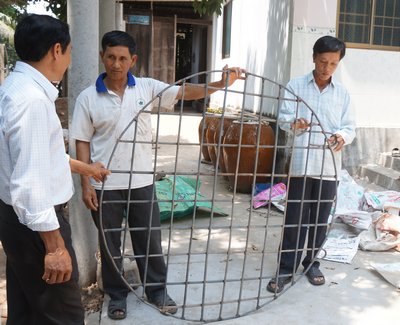 Nắp cống được chú Nguyễn Văn Châu và những ông bạn hàng xóm rủ nhau làm để tự cứu vườn mình.
