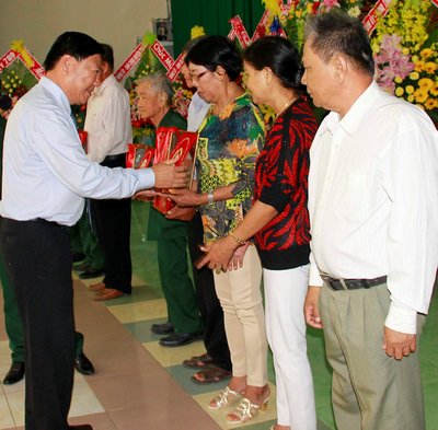 Bí Thư Tỉnh ủy- Trần Văn Rón tặng quà kỷ niệm cho cán bộ, chiến sĩ quân y qua các thời kỳ.
