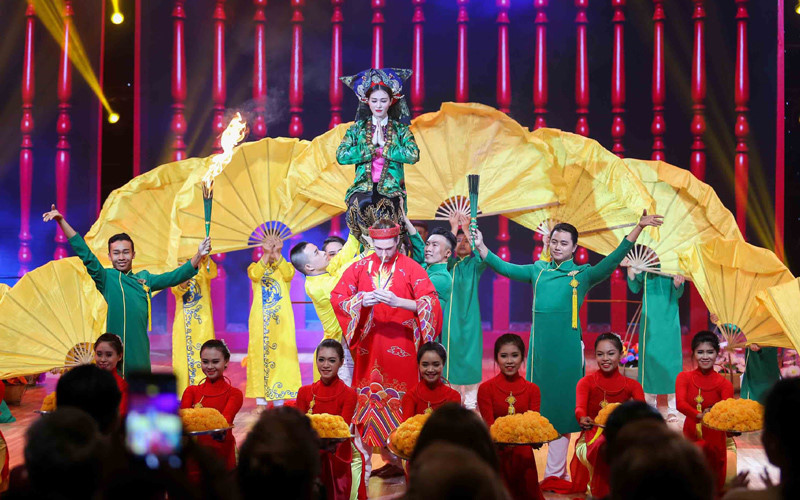 Trước đó, kết hợp điệu Rumba, Tango và múa dân gian, Khánh My mang tín ngưỡng hầu đồng của người dân Việt Nam lên sân khấu với sự hỗ trợ của các vũ công và hàng loạt đạo cụ.