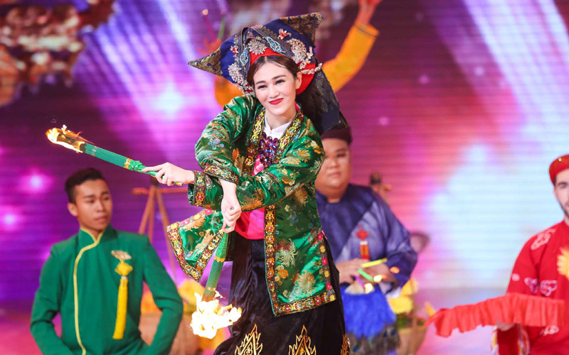  Nữ diễn viên “Trót yêu” tái hiện lại một nghi lễ truyền thống của người Việt một cách đầy khéo léo và tinh tế. Tiết mục “lên đồng” của cô thể hiện sự quy mô, trau chuốt kĩ lưỡng đến từng chi tiết để chiêu đãi người hâm mộ. 
