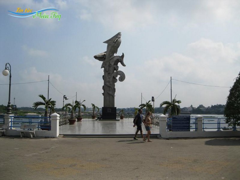 Chụp hình lưu niệm bên tượng đài cá basa, biểu tượng của ngư dân vùng biên giới An Giang 