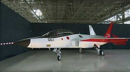 Mẫu máy bay tàng hình X-2 thế hệ 5, do Nhật Bản tự chế tạo thay vì nhập của Mỹ.