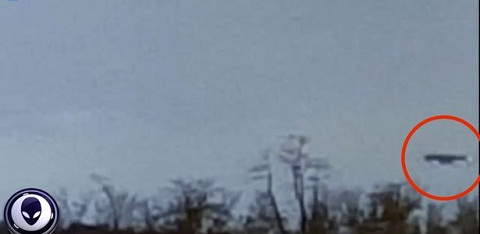 Hai cha con đang đi trên đường cao tốc ở bang Ohio cũng vô cùng hoảng sợ khi bắt gặp vật thể bay UFO. Anhr Mirror