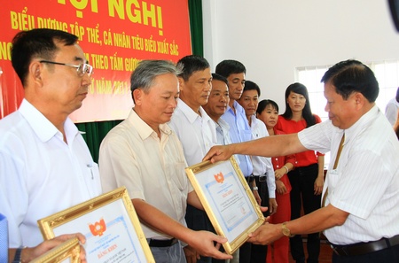 Ông Lê Quang Đạo- Ủy viên Thường vụ Tỉnh ủy, Chủ tịch Ủy ban MTTQVN tỉnh tặng bằng ken cho các tập thể và cá nhân xuất sắc.