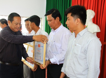Ông Nguyễn Bách Khoa- Ủy viên Thường vụ Tỉnh ủy, Trưởng Ban Tuyên giáo Tỉnh ủy tặng bằng ken cho các tập thể và cá nhân xuất sắc. 
