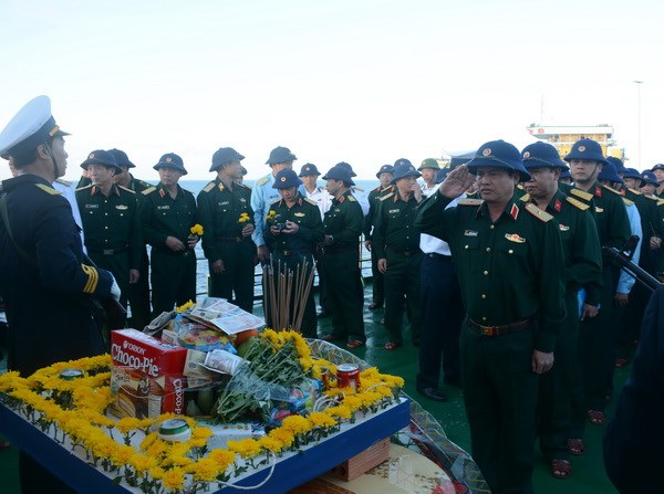 Lễ Lễ tưởng niệm các liệt sỹ hy sinh trong khi làm nhiệm vụ trên thềm lục địa phía Nam của Tổ Quốc được diễn ra trang nghiêm trên boong tàu 571 (Ảnh: Tiến Đạt/Vietnam+)