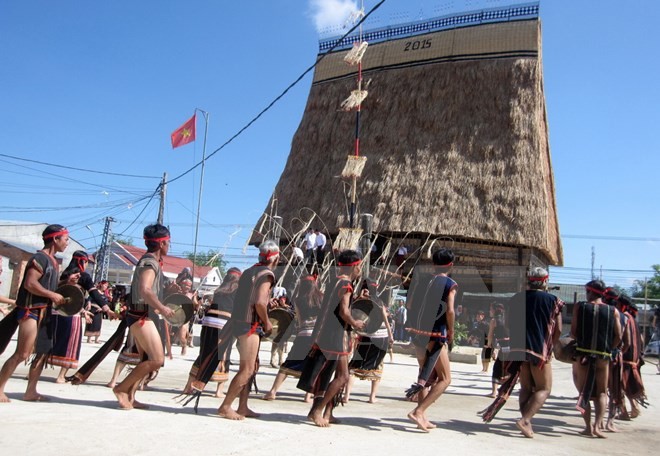 Người dân Kon Tum múa mừng khánh thành nhà rông. (Ảnh minh họa: Cao Nguyên/TTXVN)