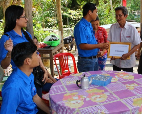 Thăm và hỗ trợ tiền xây nhà nhân ái cho gia đình ông Trần Văn Thắng (xã Chánh An, Mang Thít)