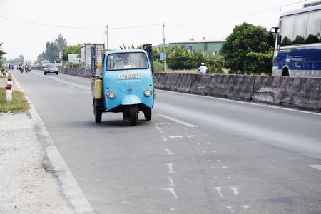 Chiếc xe lam đã đi vào dĩ vãng, nay bỗng xuất hiện trên đường giao thông làm không ít người ngỡ ngàng (ảnh chụp trên QL1- tuyến tránh TP Vĩnh Long- ngày 10/4/2016).