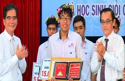Ông Lê Quang Trung- Phó chủ tịch UBND tỉnh tuyên dương các em học sinh giỏi.