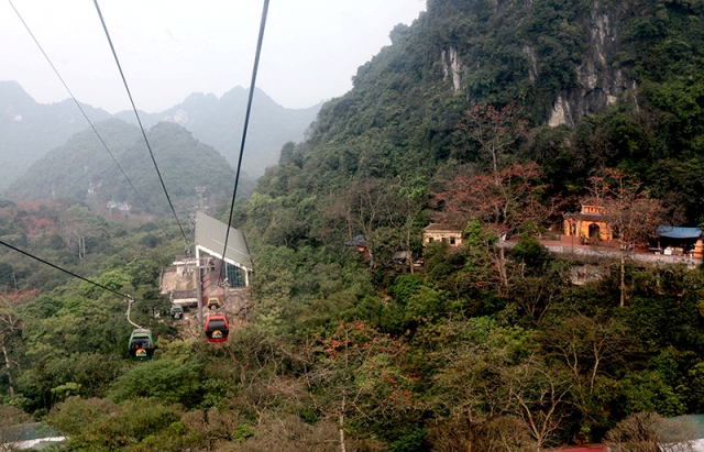 Thung lũng hoa gạo, đường lên cáp treo vào động Hương Tích.