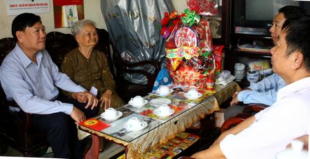 Bí thư Tỉnh ủy- Trần Văn Rón thăm hỏi, tặng quà cho các gia đình chính sách, Mẹ Việt Nam anh hùng